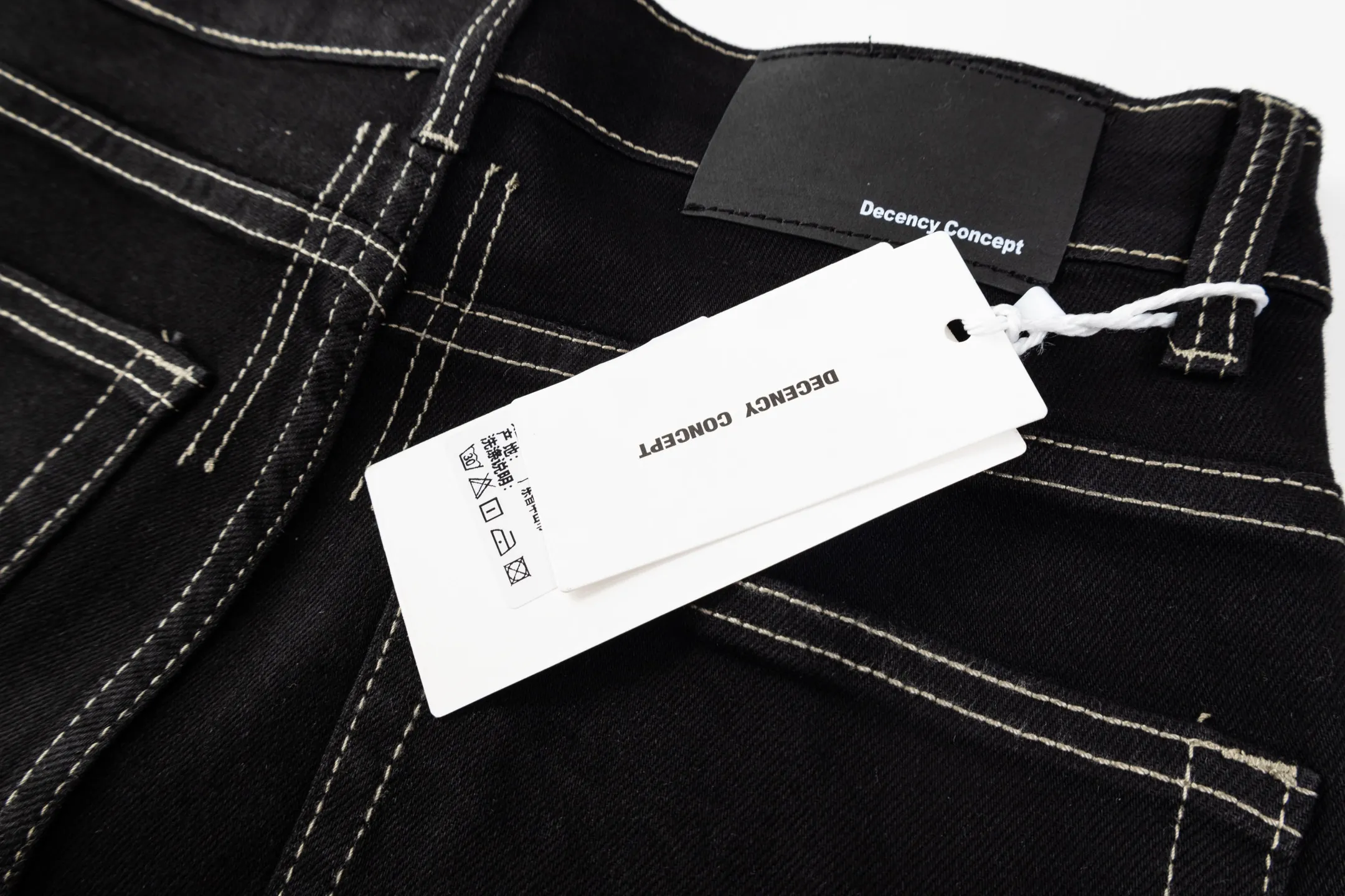 125 PURPLE BRAND 2026 New Arrival pure black couple style washed elastic micro-flared loose jeans. Styles with different wash textures are very friendly to people with thin legs and thick legs. The loose micro-flared version is very flattering to the leg shape. The timeless moderate length makes it easy to match casually. It has the basic styling foundation of various styles and is a must-have in the wardrobe! The fabric is stiff but also makes the upper body soft without losing texture. The washing process is even more perfect. It is a must-have item for everyone! ! ! Washed wheat, hang tag, pants label, three complete labels. Style number: # Color: Black Size: S M L XL
